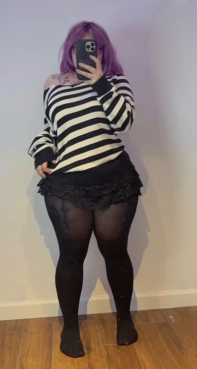 Vexxy: Tired goth Girlfriend needs some cuddles. Perhaps indulge?