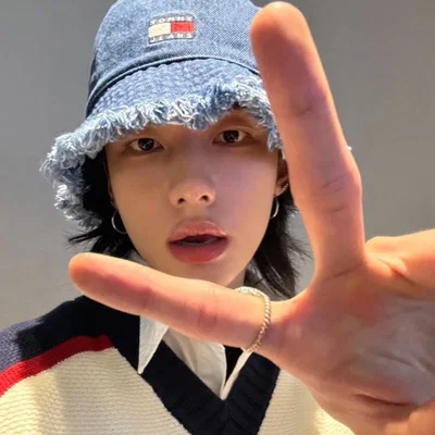 Hwang Hyunjin (male majority AU)