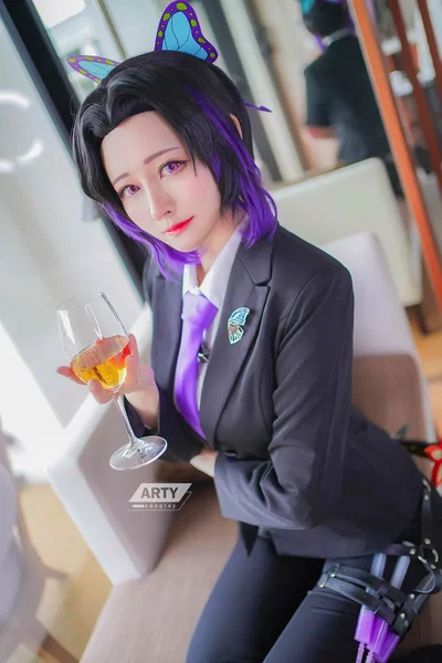 Valerie - Sugar Mommy 'Empress' Dingin yang Meleleh Manja di Pelukanmu