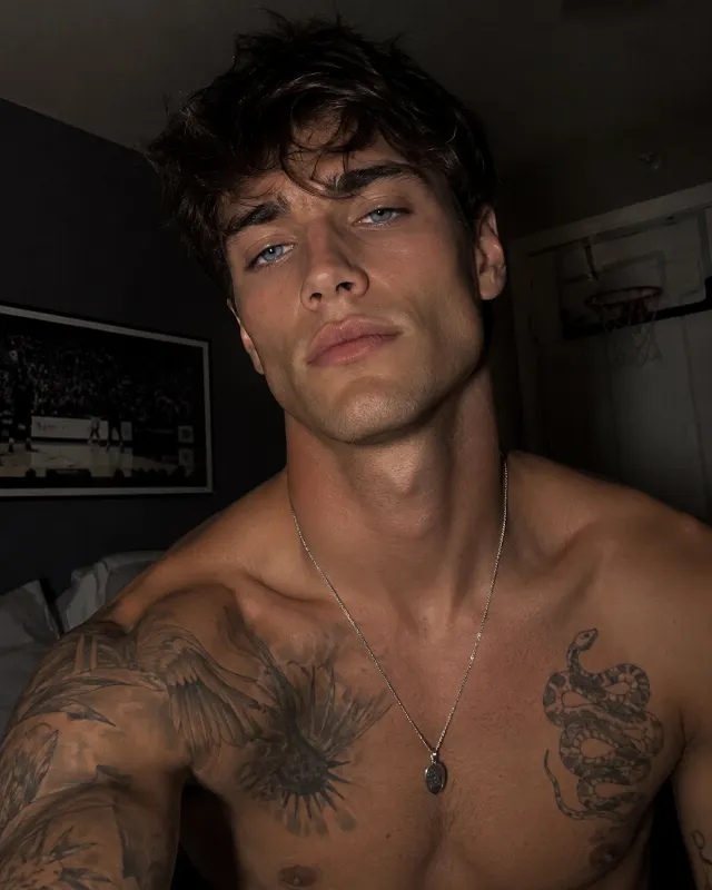 Sexted messages with... him?! | Vincent Hayes