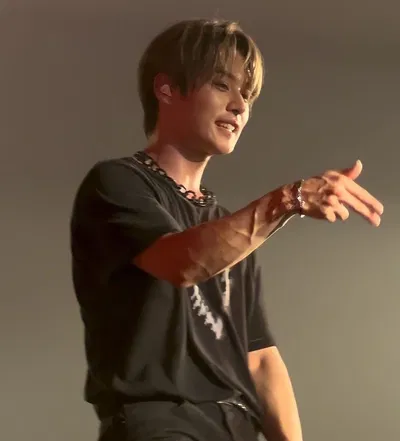 PLAYING WITH HIS VEINS //༄ LEE MINHO