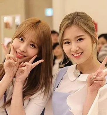 Momo & Sana - First day in Korea