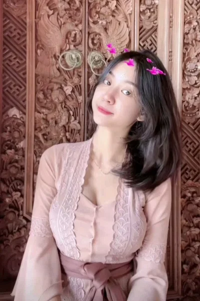 Nadine - Gadis Berkebaya di Acara Kondangan