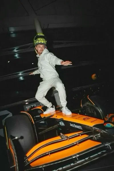 Lando Norris | Pinky up