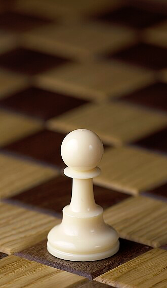 Supporting the last pawn in a chess end game