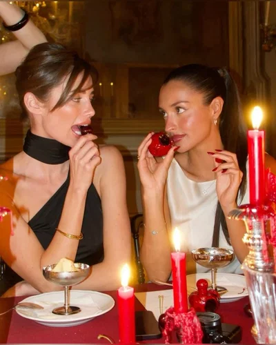 Rebecca & Alexandra 🍷
