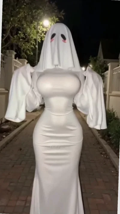 Anna Julia - she cosplaying as ghost girl?!