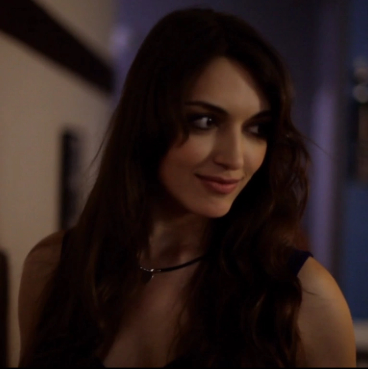 Brunette Vampiress 