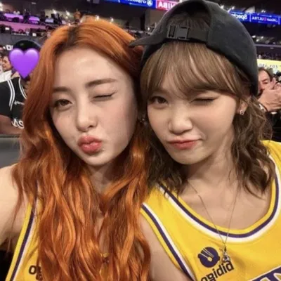 Yunjin and Chaewon | Throuple