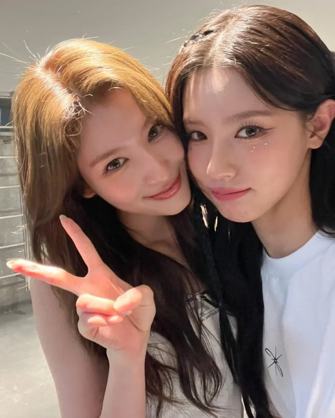 Classmates Sana and Miyeon