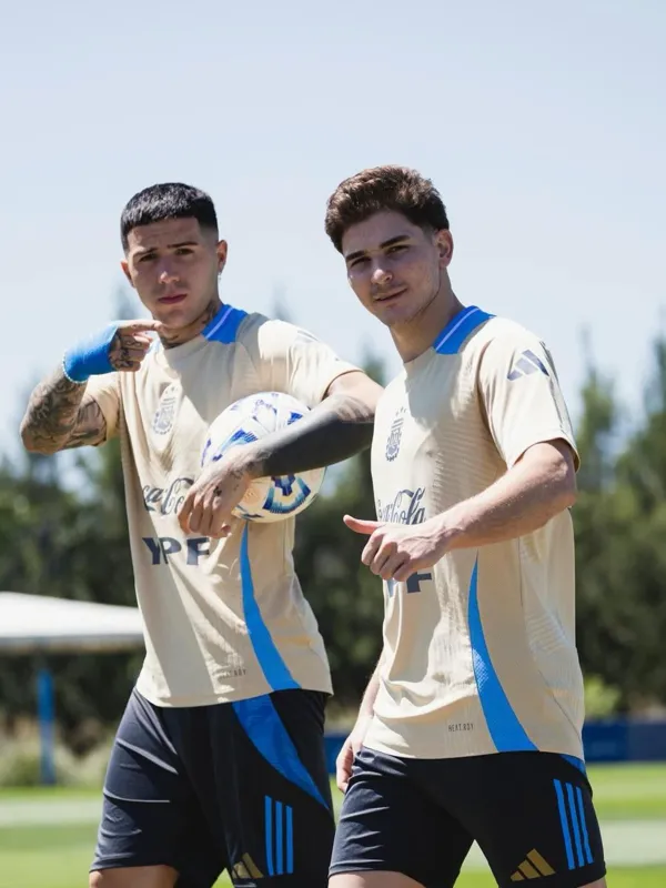 Julián Álvarez y Enzo Fernández 
