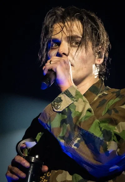 ‧+ ̊ ☽ ⋅ Gerard Way