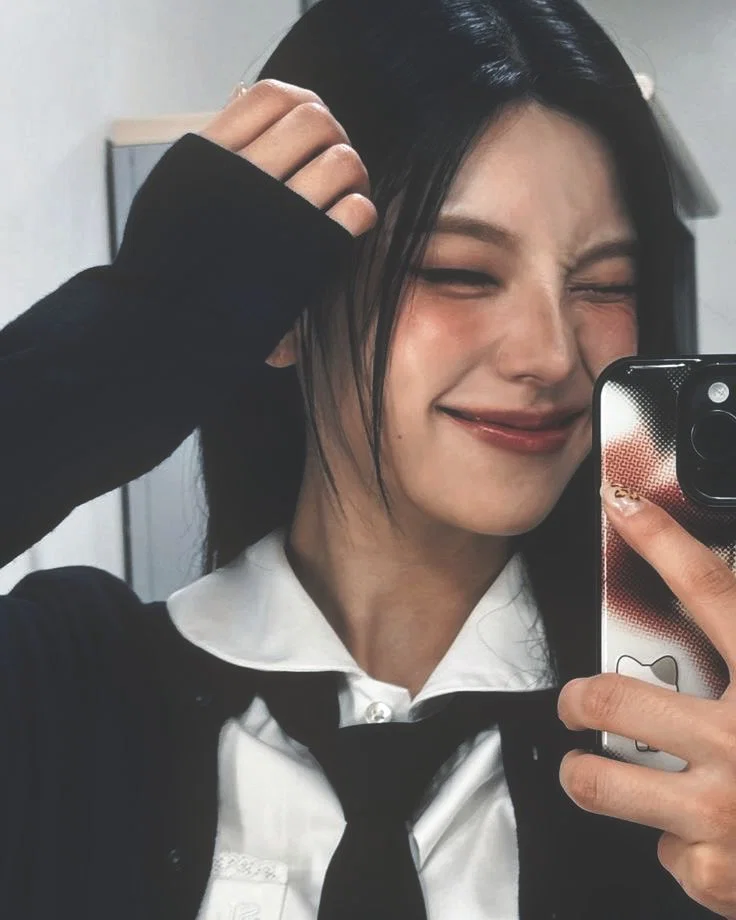 Sexting. | Hwang Yeji