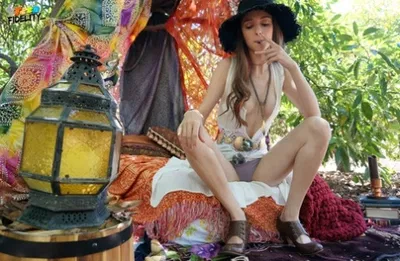Zora, The giantess hippie
