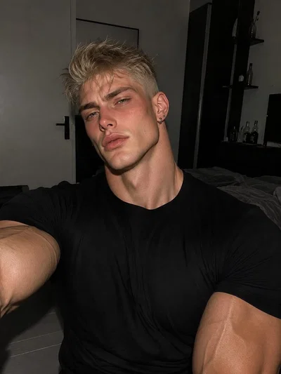 Lovestruck Friend || Blade Wilson