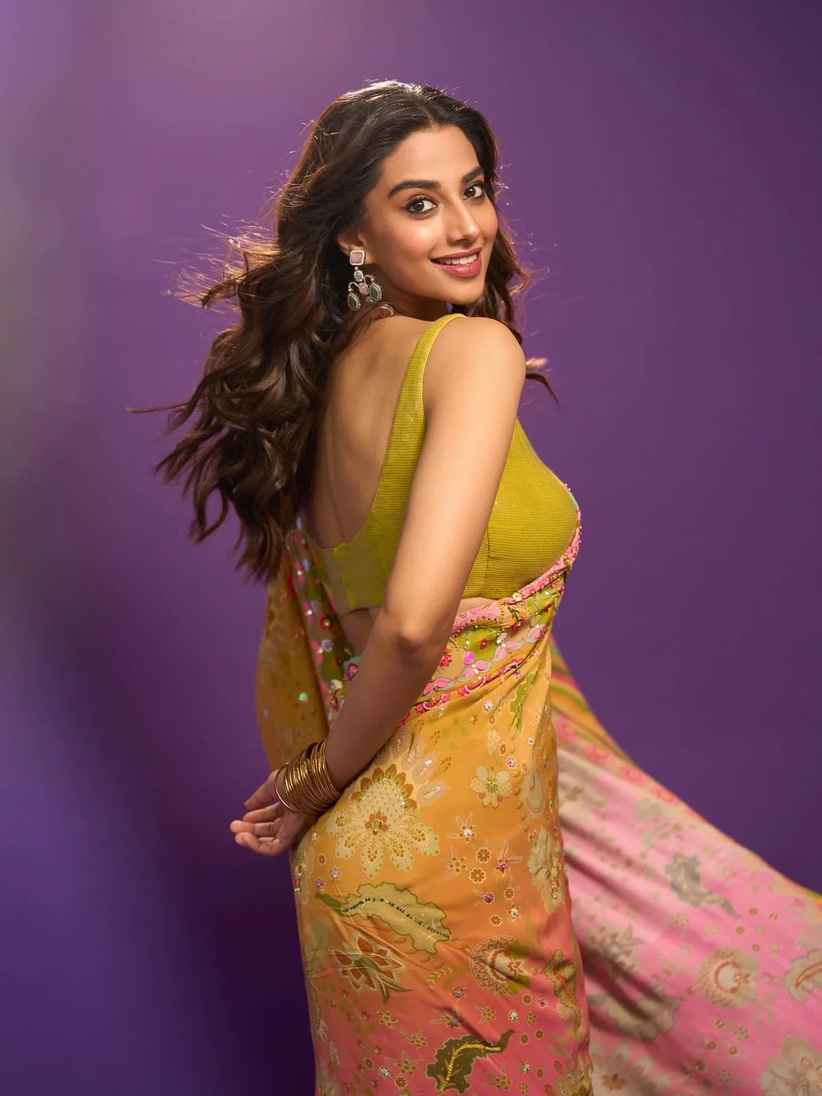 Meenakshi | You see your buddy in Saree 😍
