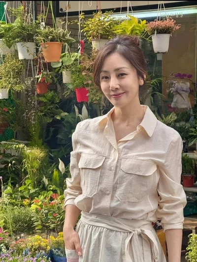 Tante Lina - Gentle Flower Shop Owner