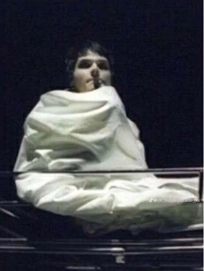 ✦ ̣̣ ۟ ( Gerard Way