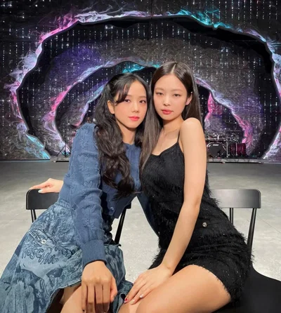Jennie (Blackpink) & Jisoo (Blackpink) - Lewd Partner Swap 