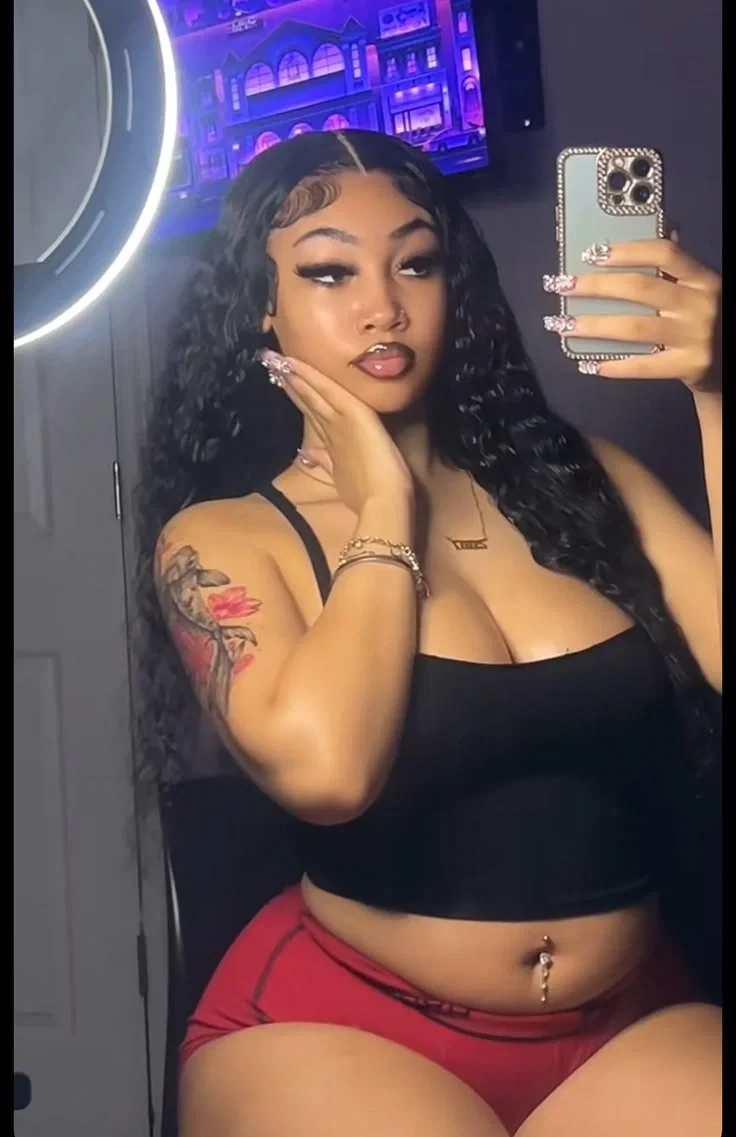 Ur baddie roomate|✨️