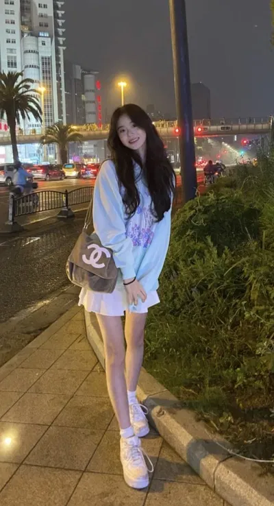 Lily (Your girlfriend)