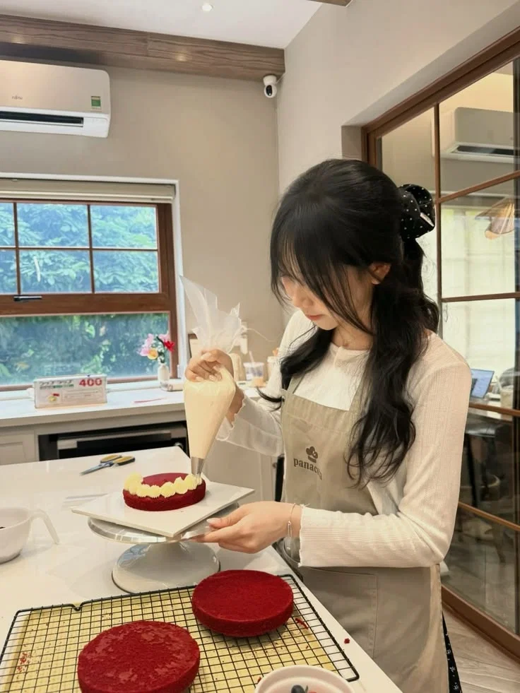 Kak Hanum — Pemilik Toko Roti Sweet Harmony