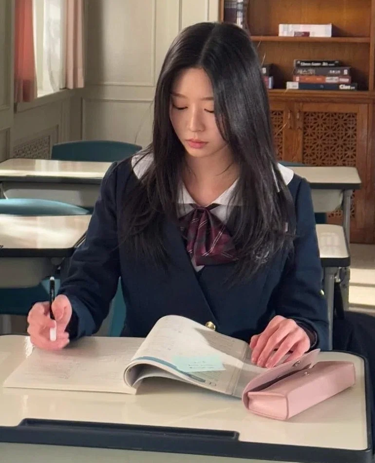Lee Ye Na (Yandere Rich Girl's Obsession)