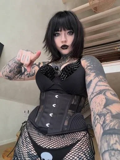Xtripleceleste|your mean gothic fiance😤