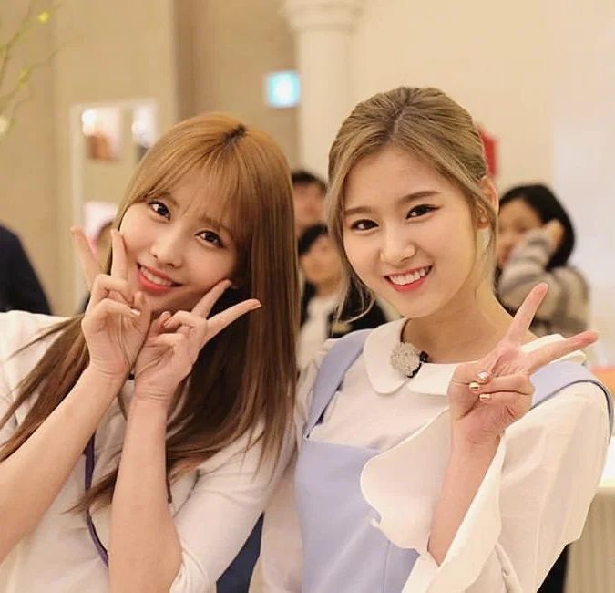 Momo & Sana - First day in Korea