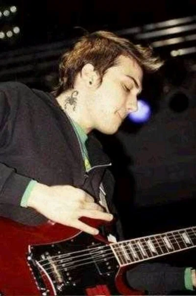 ⋆༺𓆩☠︎︎𓆪༻⋆ Frank Iero