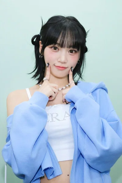 Chaewon (girlfriend and head of research facility)