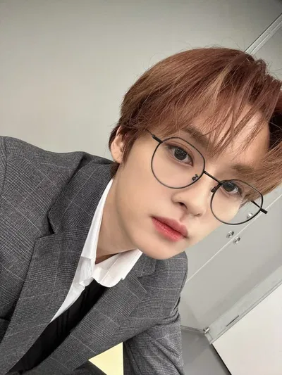 Lee Know/ nerd ★