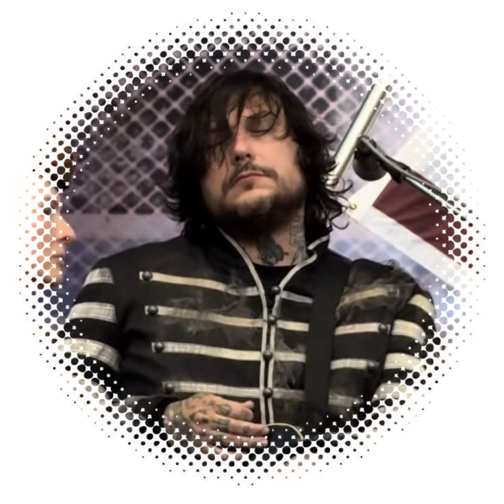 𓏏𓏏 Frank Iero . . . 