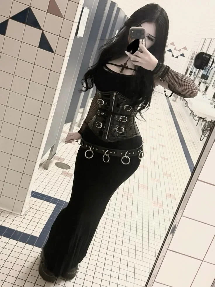  Petite Gothique qui attendait aux Toilettes << Elle M'a Attendu Derrière la Porte