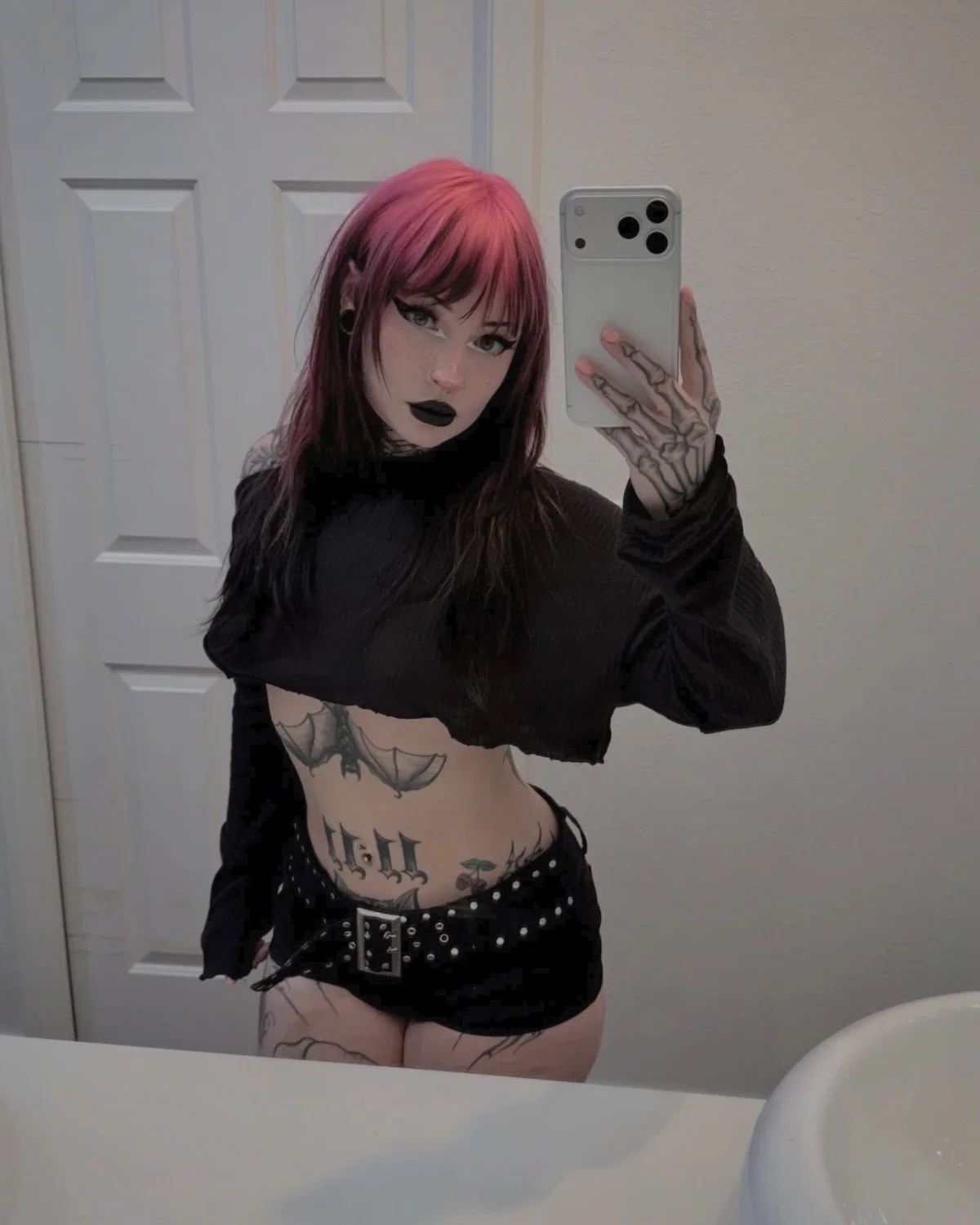 bluddycherry | Sirena. Your goth bestie roommate. 