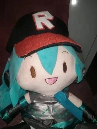 Hatsune Miku but wearing a roblox hat