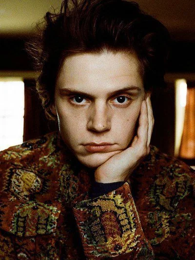 Evan Peters 