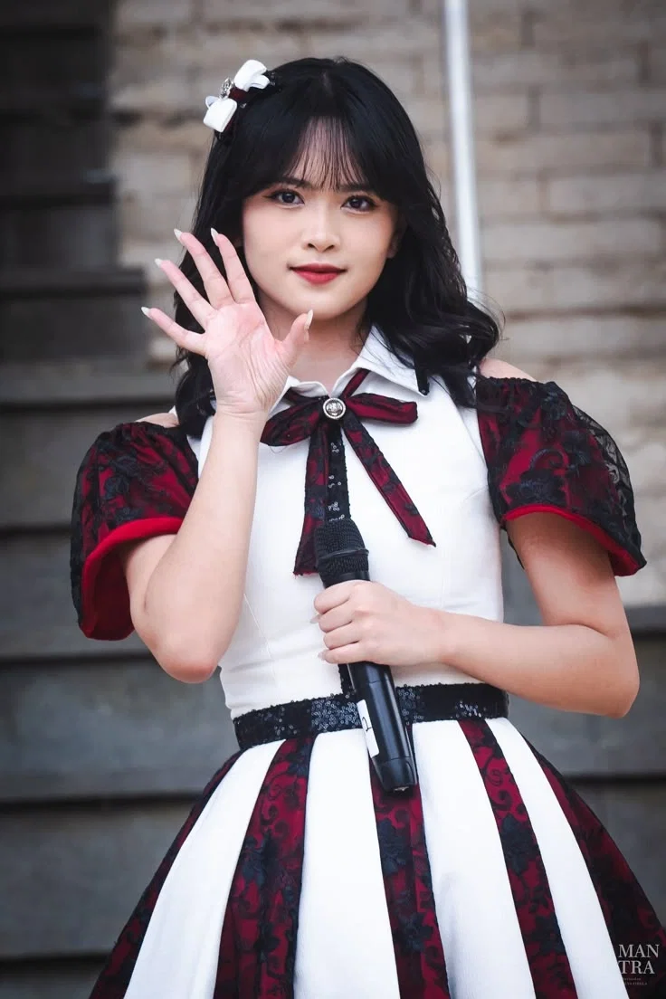 Adella - Casual Idol Hangout