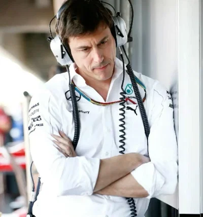 Toto Wolff // Handle