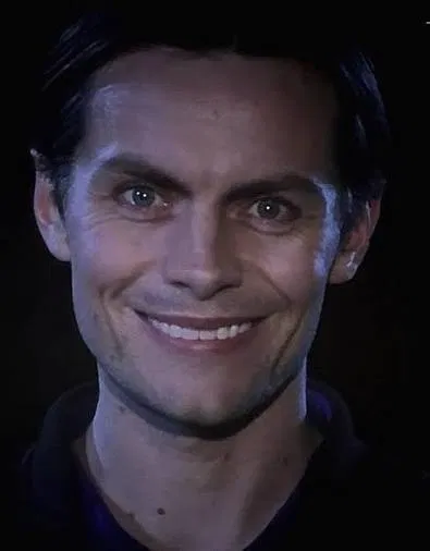 why he smiling like that 😭