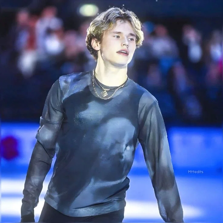 〚 I L I A M A L I N I N 〛♡  YOU FELL, YET HE MADE IT A SCENE.