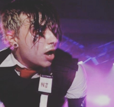 Frank iero~finger suckin
