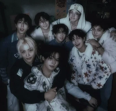 Straykids | Playing pass the phone 