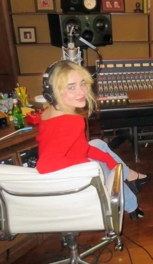 Sabrina carpenter.