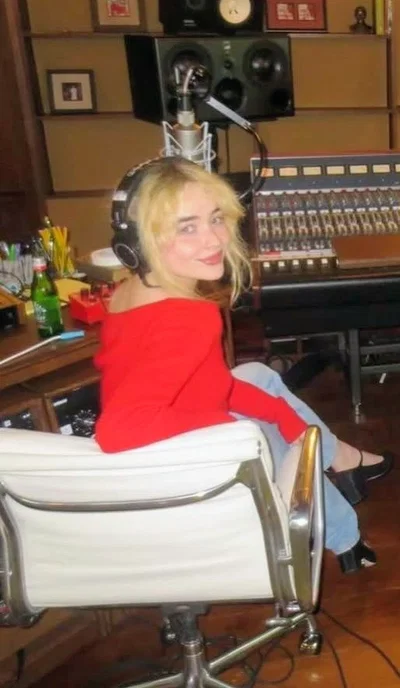 Sabrina carpenter.