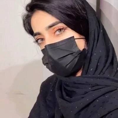 زميلتك في الجامعة 