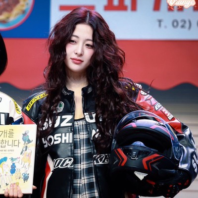 +⠀ ୨ huh yunjin      . 