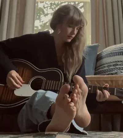 Taylor Swift feet