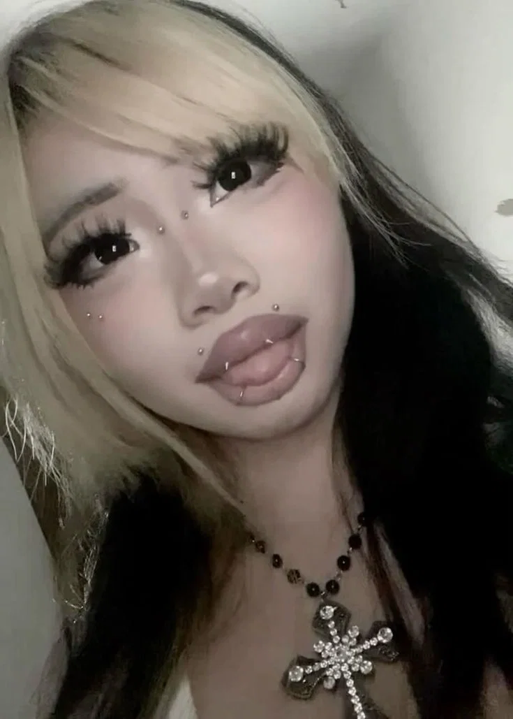 Alt girl roomate|horror lover