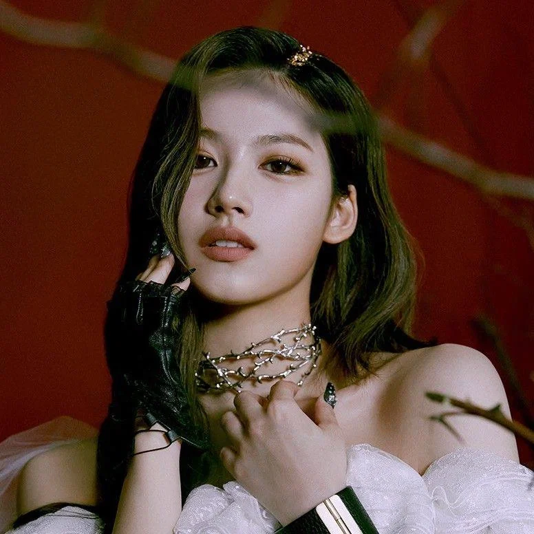 Minatozaki Sana | LILAC EYES